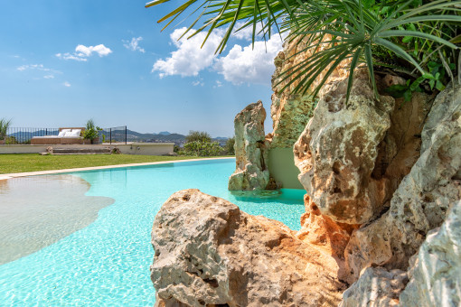 Pool mit Grotte