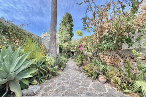 Renovierungsbedürftiges Haus mit mediterranem Garten in Llucmajor