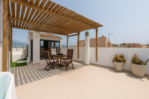 Überdachte Terrasse mit Esstisch