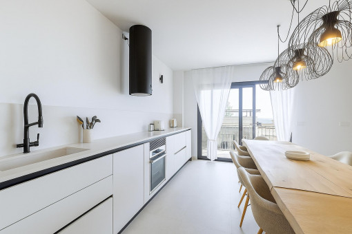 Designküche mit Zugang zur Terrasse