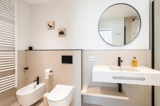 Modernes Badezimmer mit Bidet