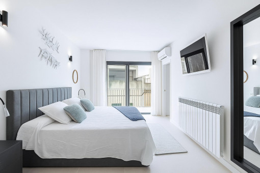 Schlafzimmer mit Zugang zur Terrasse