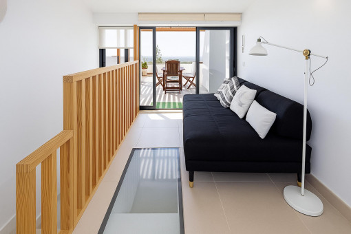 Loungebereich mit Zugang zur Dachterrasse