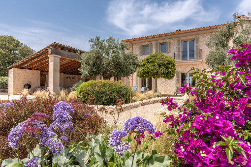 Mediterrane Bepflanzung & traditionelle Natursteinfassade