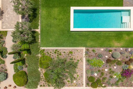 Grosser Pool