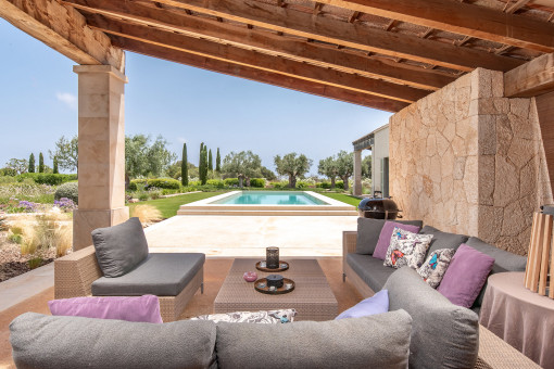 Überdachte Terrasse mit Chill-Out-Bereich