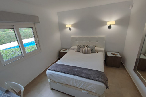 Doppelschlafzimmer mit Blick ins Grüne und zum Pool