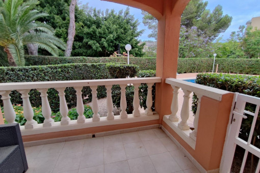 Terrasse mit Privatsphäre und direktem Blick auf und Zugang zum den Pool