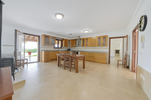 Hochwertige Küche im Landhausstil mit Naturholzfronten und moderner Ausstattung.