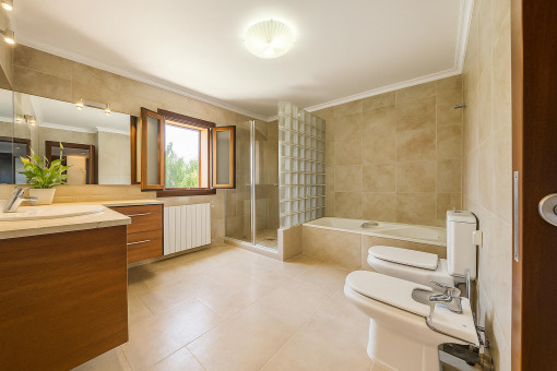 Elegantes Badezimmer mit Badewanne, Bidet und Tageslicht in der Finca bei Alcúdia