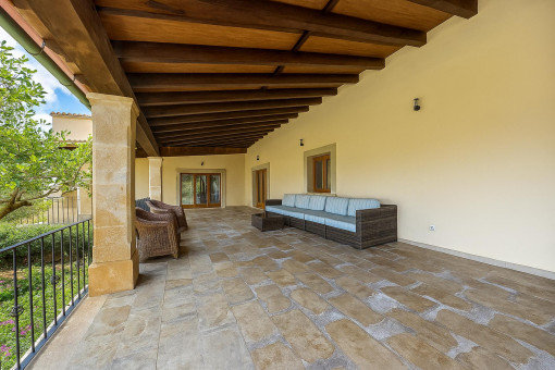 Oberer Balkon mit Loungemöbeln und Gartenblick