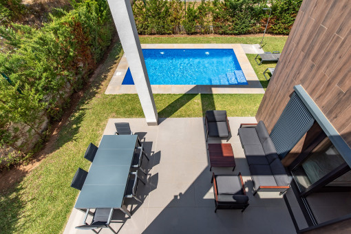 Blick vom Balkon auf den Pool
