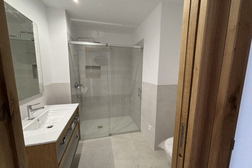 Badezimmer mit ebenerdiger Dusche
