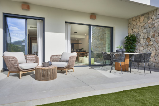 Idyllische Terrasse mit Zugang in den Garten 