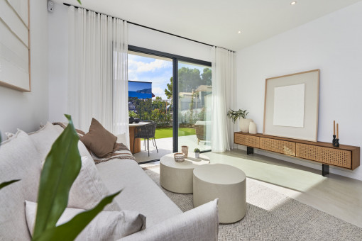 Offenes Wohnzimmer mit direktem Zugang in den privaten Garten