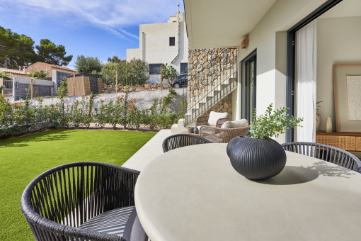 Idyllischer Gartenbereich