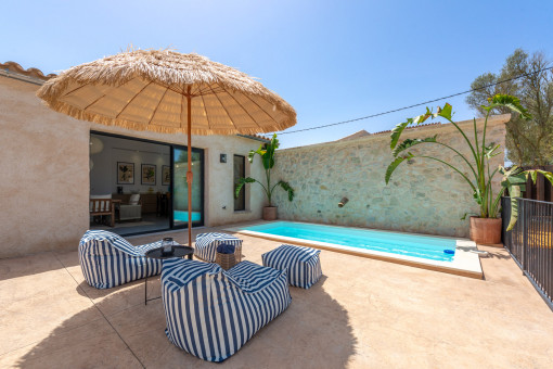 Poolbereich der Finca in Lloret de Vistalegre