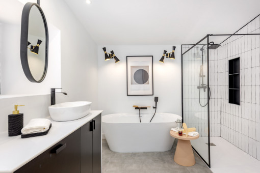 Badezimmer mit Badewanne und ebenerdiger Dusche in elegantem Design
