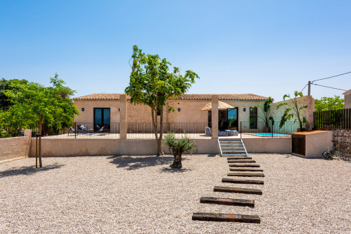 Moderne Architektur trifft Natur – Finca mit Poolterrasse