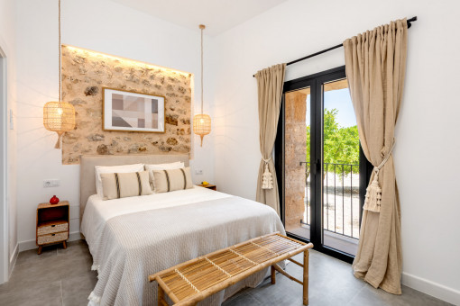 Gemütliches Schlafzimmer mit Natursteinwand
