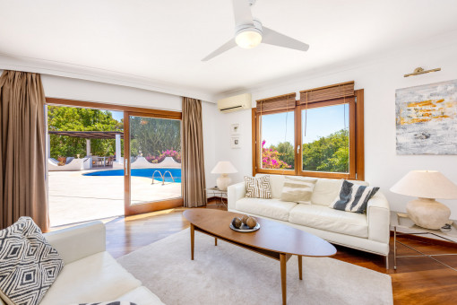 Heller Wohnbereich mit Zugang zur Poolterrasse
