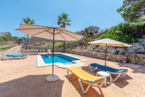 Terrasse, Pool und Panorama – mediterranes Lebensgefühl unter freiem Himmel