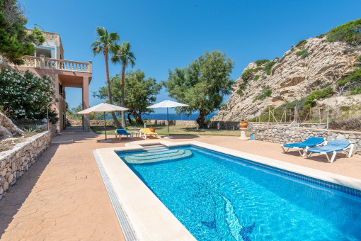 Meerblick auf allen Ebenen – Villa in erster Linie mit Gästeapartment, Terrassen und Pool in Cala Ratjada