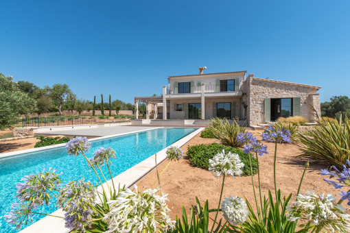 Finca mit mediterranen Garten