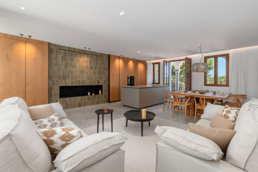 Eleganter Wohnbereich mit Kamin