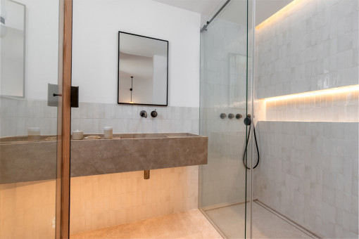 Eines von 4 Badezimmern