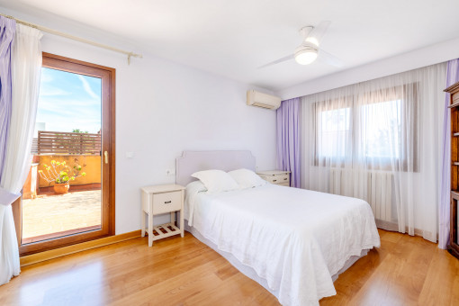 Schlafzimmer mit Balkon