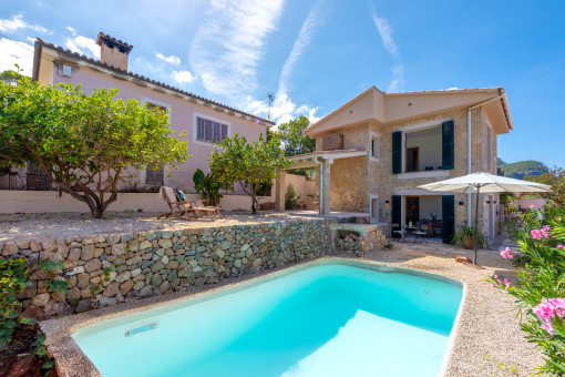 Stilvolles Natursteinhaus am Meer mit Pool und Garten in Port des Canonge