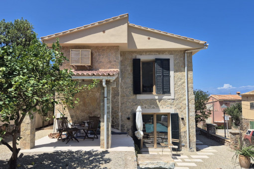 Stilvolles Natursteinhaus am Meer mit Pool und Garten in Port des Canonge