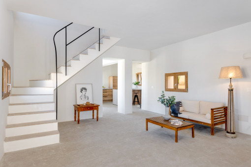 Offener Wohnbereich mit der Küche im Hintergrund