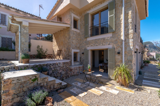 Seitenansicht der Natursteinfassade und  Veranda 2