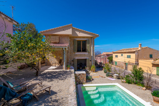 Swimmingpool und Terrasse mit Zitronenbäumen Überblick