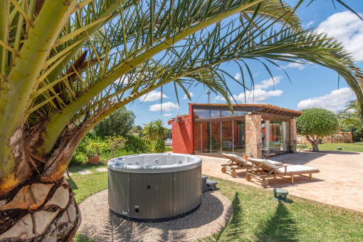 Jacuzzi und überdachter Wintergarten