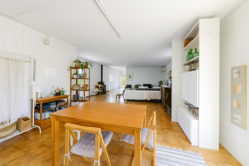 Blick vom Essbereich in den Wohnbereich des Gästeapartments