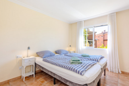 Eines der zwei hellen Schlafzimmer