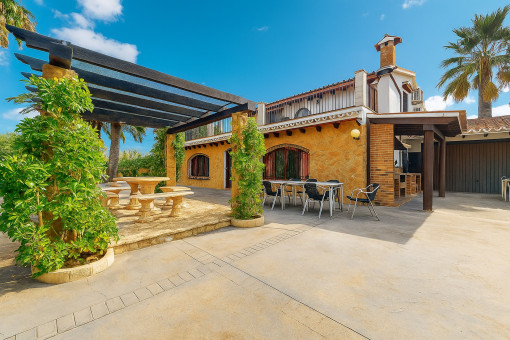 Hausansicht und Terrassen