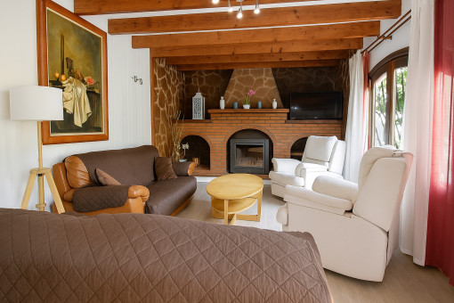 Gemütliches Wohnzimmer mit Kamin