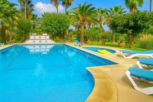 Swimmingpool und Liegeterrassen