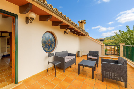 Terrasse mit Sitzbereich im Obergeschoss