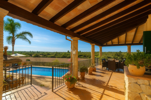 Gesamtblick Terrasse und Pool	