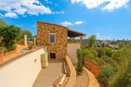 Seitenansicht mit Terrasse im Blick