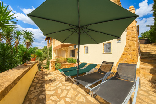 Terrasse und Eingang des Erdgeschoss-Apartments