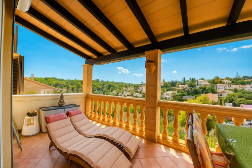 Überdachte Terrasse mit Essbereich oben