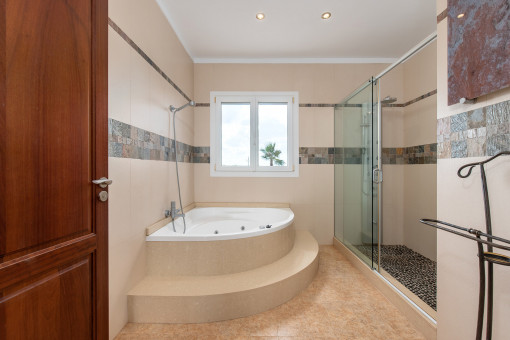 Badezimmer mit Wanne