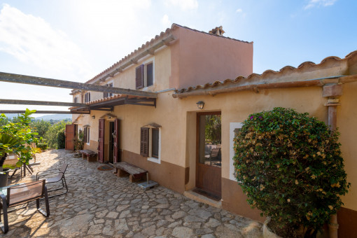 Charaktervolle Finca in Manacor mit rundumlaufenden Terrassen und viel Außenfläche