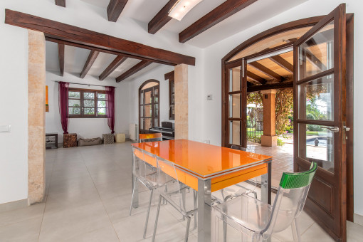 Essbereich mit Zugang auf die Terrasse